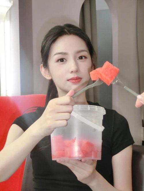 娱乐吃瓜酱薛小碗,娱乐吃瓜界的“瓜王”传奇