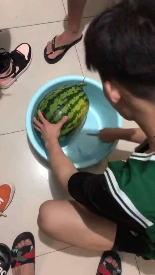 宿舍里吃瓜,揭秘宿舍里的那些“秘密”