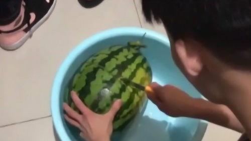 宿舍里吃瓜,揭秘宿舍里的那些“秘密”