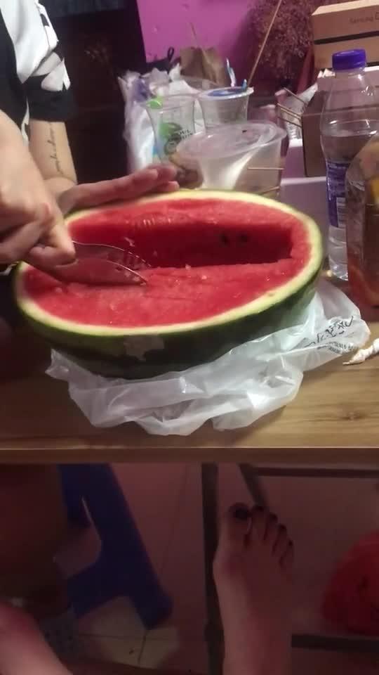 宿舍里吃瓜,揭秘宿舍里的那些“秘密”