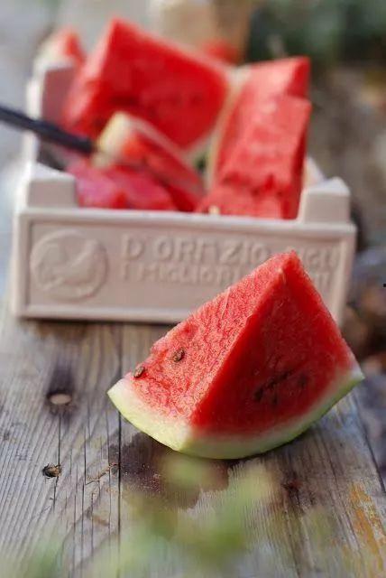 勺子吃瓜看人品,一勺窥见人品，揭秘人际关系的微妙之处