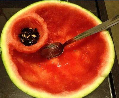 勺子吃瓜看人品,一勺窥见人品，揭秘人际关系的微妙之处