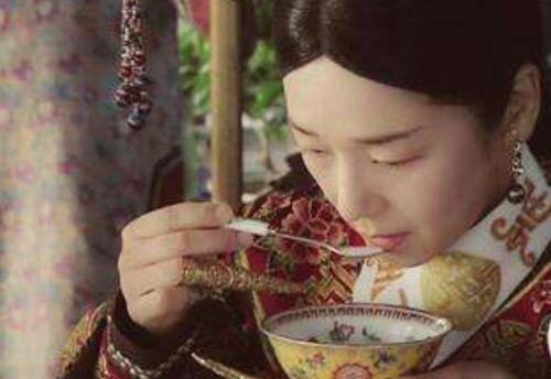 贵妃她静静吃瓜,宫廷生活的闲适时光