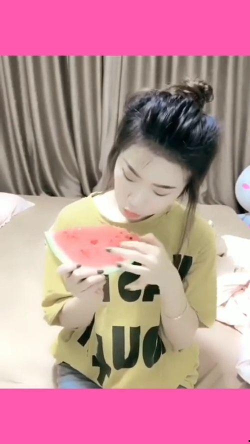 吃瓜女生表演,趣味横生的喜剧盛宴