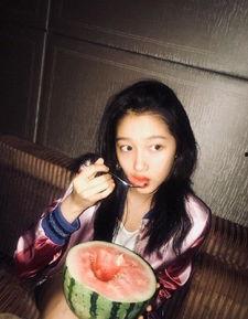 她晚上发吃瓜,揭秘娱乐圈最新热点