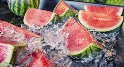 大型吃瓜现场附带图片,围观群众热情高涨，精彩瞬间尽收眼底